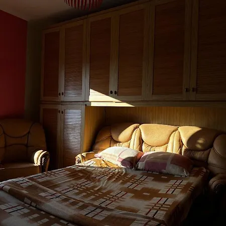 Sunny Riverside Tirana's Oasis - Breakfast & Dinner 홈스테이 티라나