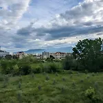 Sunny Riverside Tirana's Oasis - Breakfast & Dinner Habitación en casa particular *
